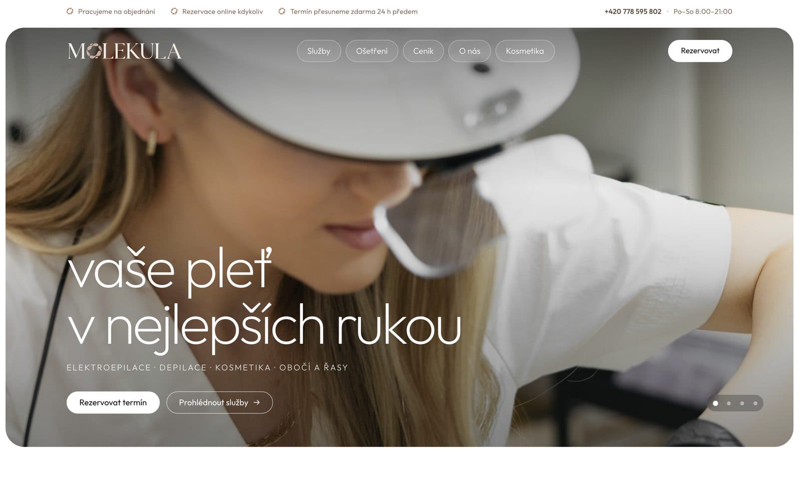 Úvod webu Molekula Beauty Studio v Safari a na iPhonu rezervace s kalendářem a volnými časy